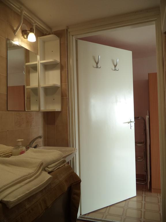 Napkelte Apartman تيهاني الغرفة الصورة