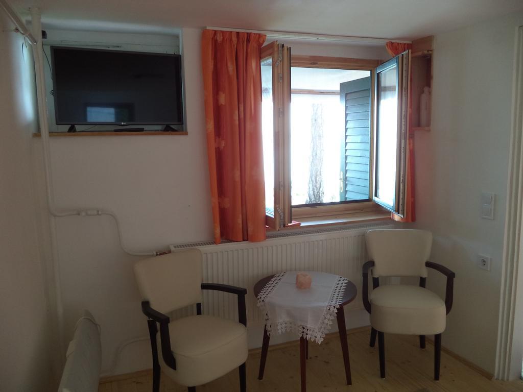 Napkelte Apartman تيهاني الغرفة الصورة