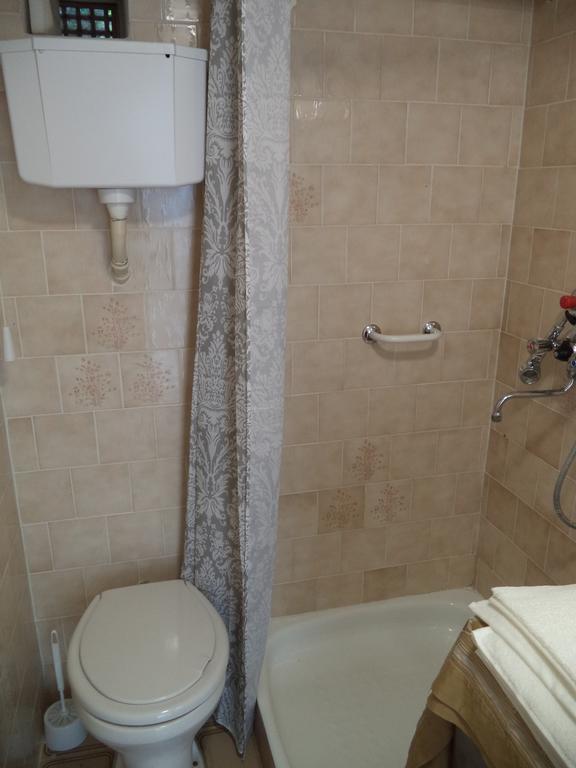 Napkelte Apartman تيهاني الغرفة الصورة