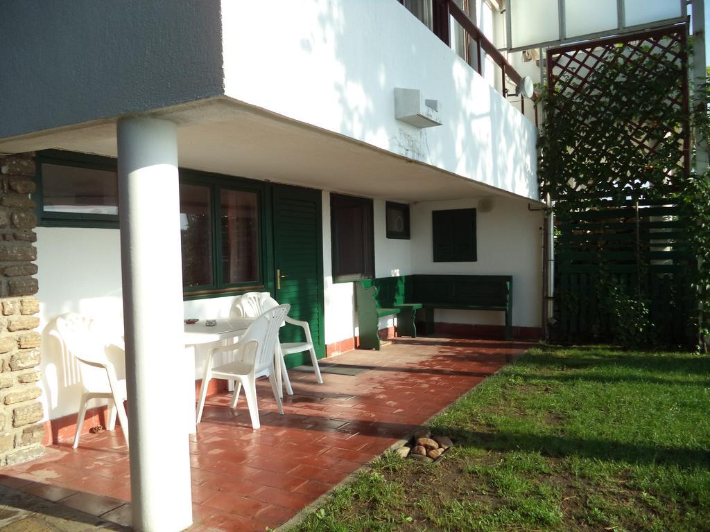Napkelte Apartman تيهاني الغرفة الصورة