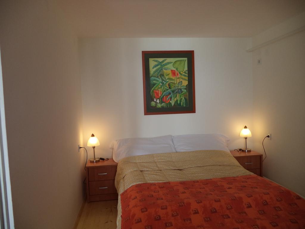 Napkelte Apartman تيهاني الغرفة الصورة