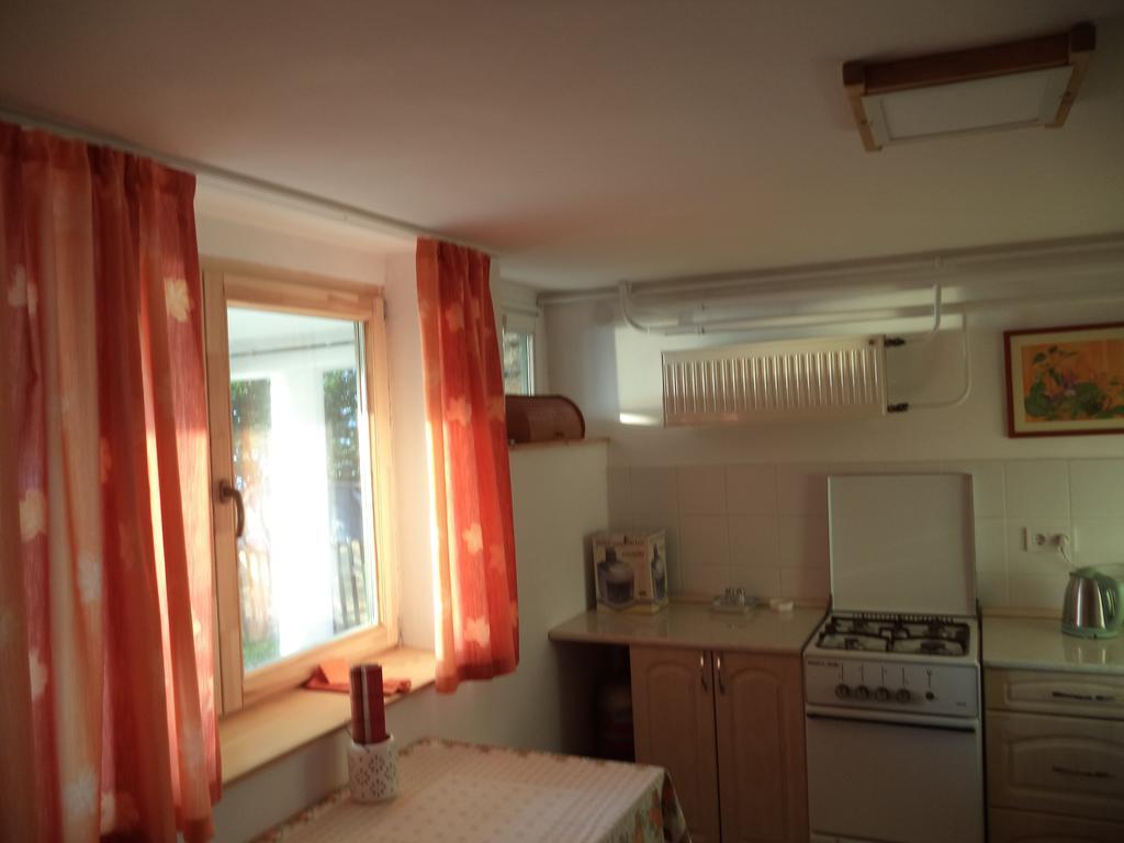 Napkelte Apartman تيهاني الغرفة الصورة